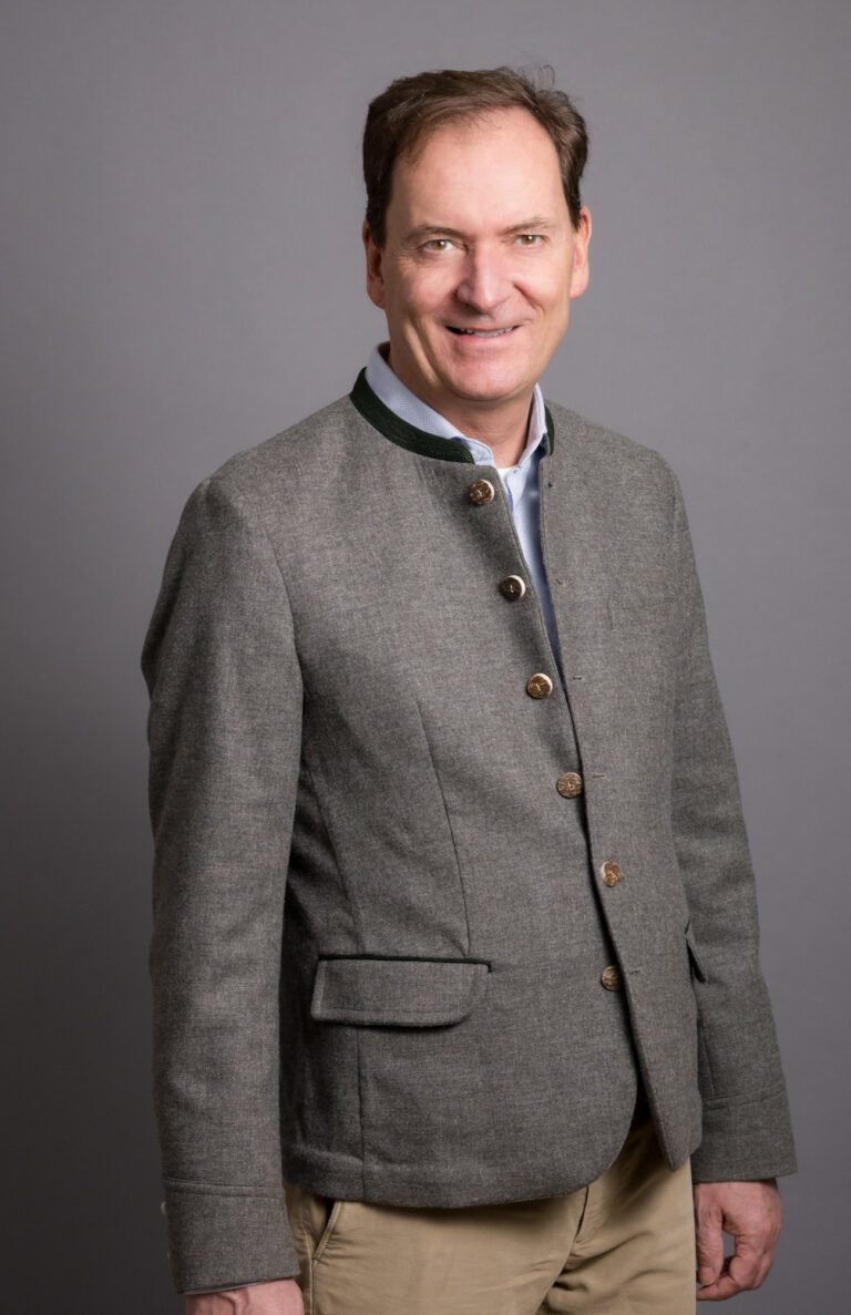 Ich engagiere mich politisch für die Gemeinde Straßlach-Dingharting, weil mir eine starke Gemeinschaft und ein ausgewogenes Miteinander von Tradition und Moderne wichtig sind. Mein Ziel ist es, eine lebenswerte Entwicklung für Jung und Alt zu fördern und gleichzeitig unseren Wohlstand nachhaltig zu bewahren.