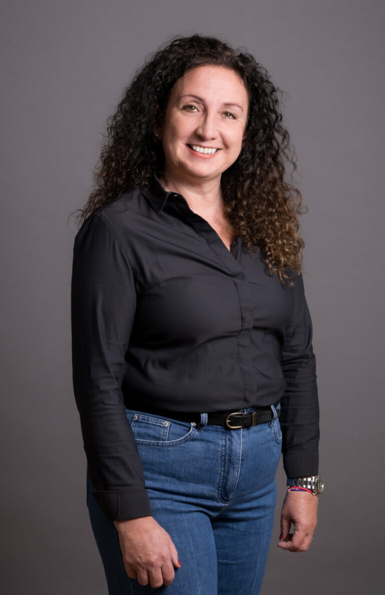 Neben der beruflichen Laufbahn engagiere ich mich leidenschaftlich im ehrenamtlichen Sportmanagement (Faustball) und bringe als ehemalige Motocross-Fahrerin die nötige Dynamik für neue Aufgaben mit. Für die UWV möchte ich meine juristische Fachkompetenz und meinen Teamgeist in den Gemeinderat einbringen, um Straßlach zukunftssicher mitzugestalten. Mein Ziel ist eine transparente und bürgernahe Kommunalarbeit. „Mit klarer Linie und Teamgeist: Für ein faires und zukunftssicheres Straßlach-Dingharting“.