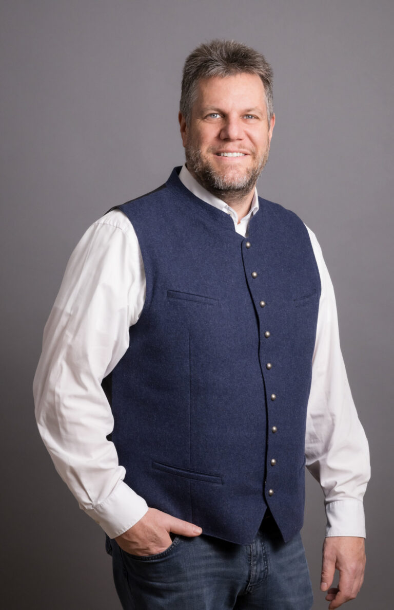 Ehrenamtlich war bzw. bin ich in seit meiner Jugend in ortsansässigen Vereinen tätig. Die Arbeit in der Feuerwehr Straßlach macht mir auch nach 36 Jahren immer noch Spaß. Es erfüllt mich mit Stolz in den letzten 18 Jahren die Entwicklung der Gemeinde als Gemeinderat mitgestaltet zu haben. Gerne würde ich weiterhin meine Erfahrungen und Fähigkeiten einbringen. Ich würde mich daher über Ihre Stimme freuen, gerne auch 3, vielen Dank!